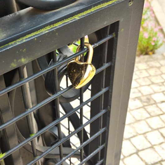 ハート型南京錠をフェンスにロック